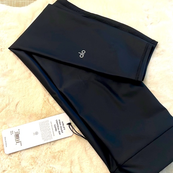 Alo Yoga Airlift high-waist conceal-zip capri. Like new - Picture 2 of 12
